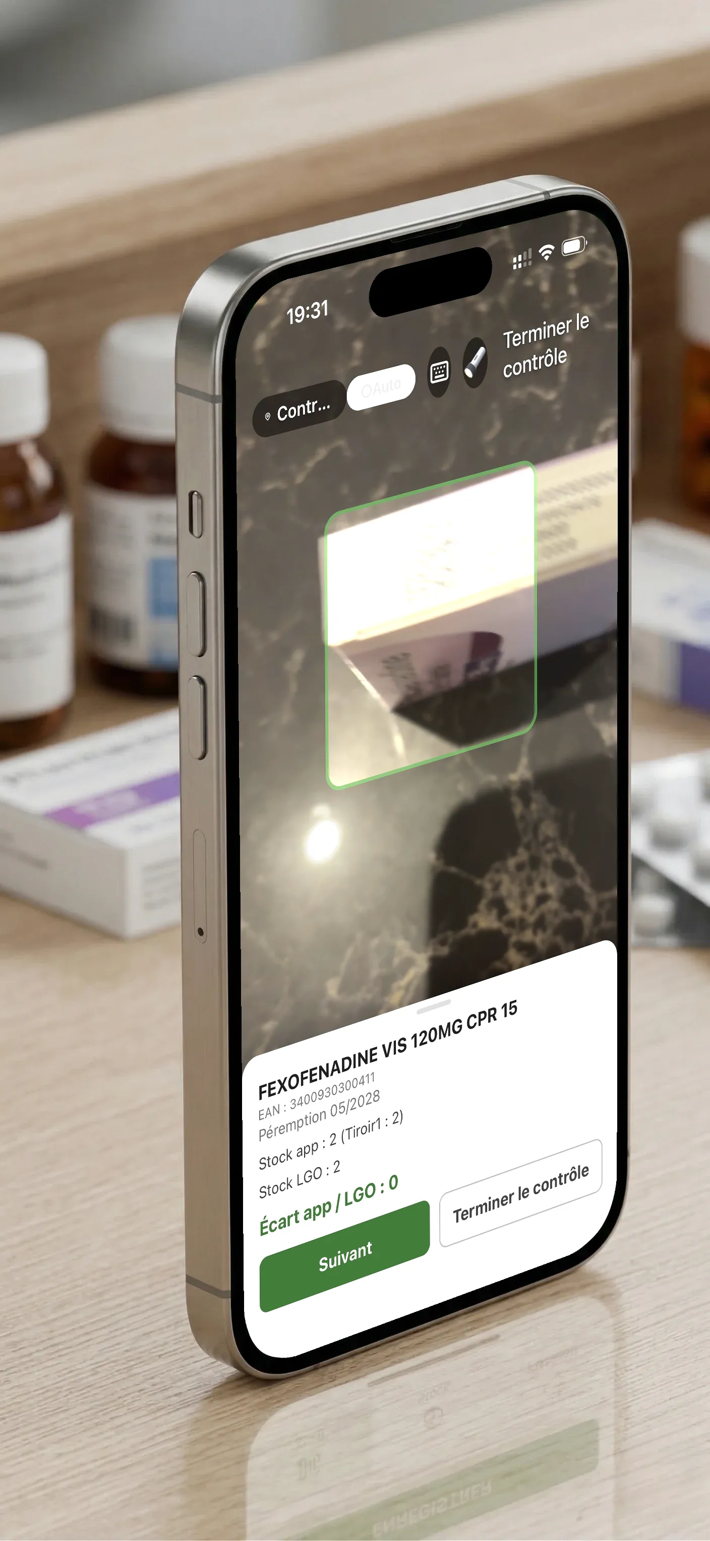 Capture d'écran de l'application Inventaire 2.0 sur smartphone : scan du DataMatrix d'une boîte, avec sa date de péremption et le stock comparé au logiciel de gestion.